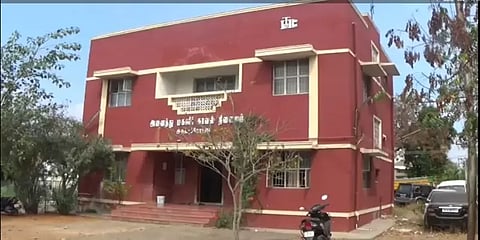 காதலித்து கர்ப்பமாக்கி ஏமாற்றியதாக காவலர் மீது இளம்பெண் புகார்