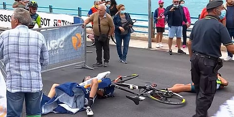 தாழ்வாக பறந்த ஹெலிகாப்டரால் விபத்து.. படுகாயம் அடைந்த சைக்கிளிங் வீரர்கள்.!