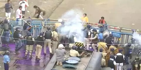 கொல்கத்தா: தலைமைச் செயலகத்தை நோக்கி பாஜகவினர் பேரணி; போலீஸ் தடியடி