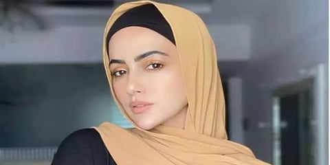 சினிமாவிலிருந்து விலகுகிறார் நடிகை சனா கான்