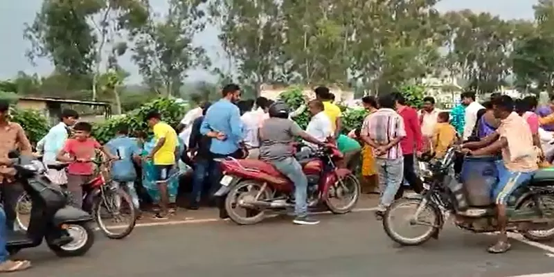 சாலையோரப் புதரில் தங்க நாணயங்கள் எனப் பரவிய தகவல்: திடீரென திரண்ட மக்கள்..!