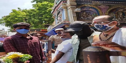 கருப்புத்துணி மாஸ்க், கூலிங்கிளாஸ், தொப்பி.. மீனாட்சி அம்மன் கோயில் வந்த சிம்பு..!