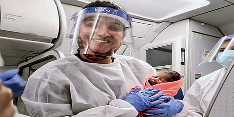 தொப்புள் கொடிக்கு நெய்... - நடுவானில் பிரசவம் பார்த்த மருத்துவரின் பரபரப்பு நிமிடங்கள்.!