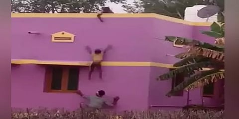 மாடியின் கைப்பிடி சுவற்றை பிடித்து தொங்கிய சிறுவன்... லாவகமாக செயல்பட்ட வியாபாரி