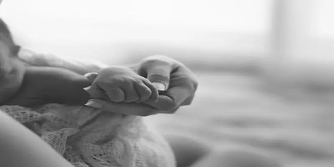 10 நாட்களே ஆன குழந்தையை ரூ.100க்கு விற்க முயன்ற தாய்: ஊரடங்கு வறுமையால் சோகம்