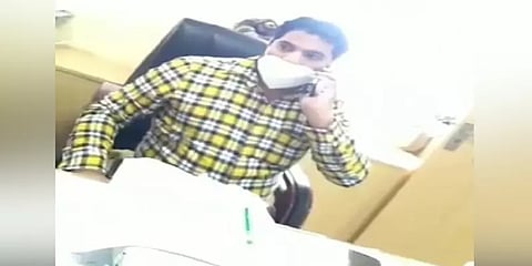 தமிழ் தெரியாத வங்கி மேலாளரிடம் வாக்கு வாதத்தில் ஈடுபட்ட வாடிக்கையாளர்