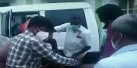 திருமணம் செய்ய மறுப்பு: காதலியை கத்தியால் குத்திய காதலன்