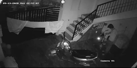 வீட்டில் திருட முடியாததால் வந்த ஆத்திரம்... இருசக்கர வாகனத்தை தீவைத்து எரித்த நபர்