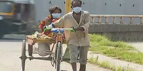 நோயாளி மனைவியை சைக்கிள் தட்டு ரிக்சாவில் 90 கி.மீ தூரம் அழைத்துச் சென்ற கணவர்