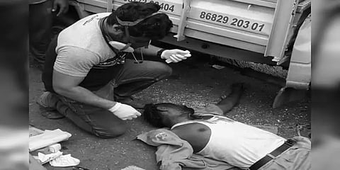 சாலையில் ரத்த வெள்ளத்தில் கிடந்த டிரைவர், க்ளீனர் : யோசிக்காமல் முதலுதவி செய்த மருத்துவர்