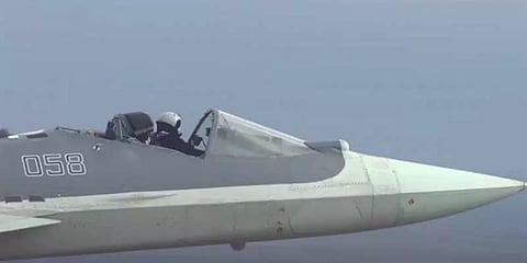 ஷீல்ட் கிளாஸ் இல்லாமல் போர் விமானத்தை இயக்கிய ரஷ்ய விமானி - வைரலான வீடியோ