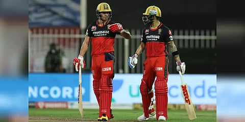 ஸ்டேடியத்திற்கு வெளியே பந்துகளை பறக்கவிட்ட ஏபிடி : 194 ரன்கள் குவித்த பெங்களூர்