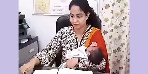 3 வார கைக்குழந்தையுடன் பணிக்கு வந்த பெண் அதிகாரி..!