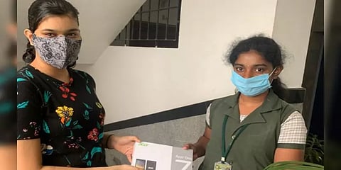 ஏழை மாணவர்களின் படிப்புக்கு வெப்சைட் உருவாக்கி உதவும் கமிஷனரின் மகள்கள்!