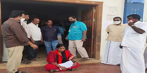 ”முறைகேட்டை தட்டிக் கேட்டதால் சாதிப்பிரச்சனையை தூண்டுகிறார்” ஊராட்சி தலைவி மீது புகார்