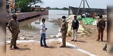 தீயிட்டு எரித்த காதலனை விடாமல் பிடித்துக்கொண்ட பெண் : ஆந்திராவில் அதிர்ச்சி சம்பவம் !