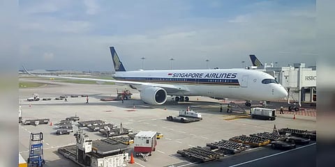 ரெஸ்ட்ராண்ட் ஆன விமானங்கள் : முண்டியடித்துக்கொண்டு புக்கிங் செய்த பயணிகள்..!