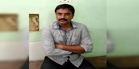 சுகாதார ஆய்வாளர் போல் நடித்து சிறுமிகளிடம் பாலியல் சீண்டலில் ஈடுபட்ட வங்கி ஊழியர்