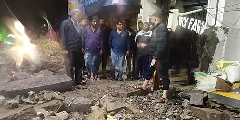 ஹைதராபாத்: கனமழையால் சுவர் இடிந்து விபத்து - 3 குழந்தைகள் உட்பட 9 பேர் பலி