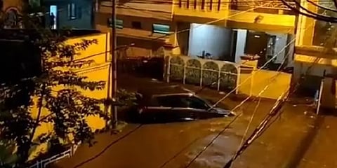 காரா? அல்லது காகித கப்பலா? - ஹைதராபாத் வெள்ளத்தில் அடித்துச்செல்லப்பட்ட வாகனங்கள்.!