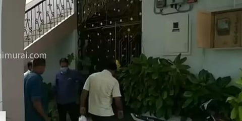 கட்டுக்கட்டாக பணம்; அசர வைக்கும் தங்க நகைகள்... சோதனையில் சிக்கிய பொறியாளர்