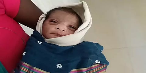 முட்புதரில் கிடந்த பச்சிளம் ஆண்குழந்தை... உயிருடன் மீட்ட கிராம மக்கள்