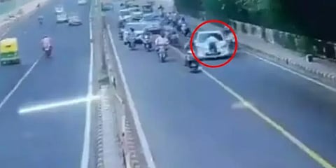 போக்குவரத்து காவலரின் மீது காரை ஏற்றிய ஓட்டுநர் - வைரலாகும் வீடியோ