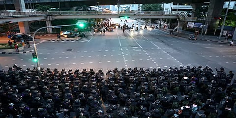 தாய்லாந்தில் போராட்டக்காரர்களால் பரபரப்பான பிரதமர் அலுவலகம்