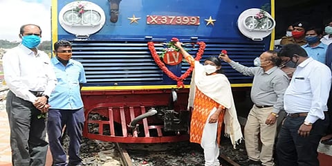 உலகப் புகழ்பெற்ற உதகை மலை ரயிலின் வயது 112... கேக் வெட்டி கொண்டாட்டம்