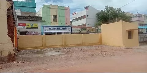 கடையை காலிசெய்ய மறுத்ததால் ஜேசிபி மூலம் இடித்து தள்ளிய நபர்கள்