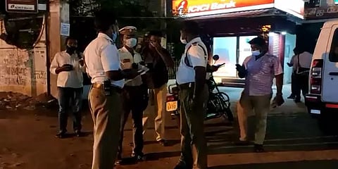 சென்னை: ஸ்கூட்டியில் மோதிய பேருந்து; 2 இளம்பெண்கள் உயிரிழப்பு