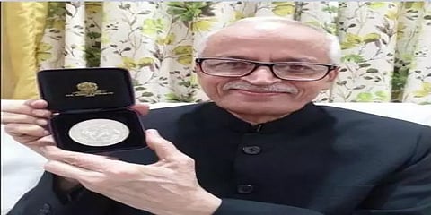 அழிவிலிருந்து கழுகுகளைக் காப்பாற்றிய இந்தியர்: இங்கிலாந்தில் அளித்த முதல் மரியாதை!