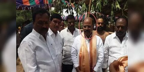 ஆளும்கட்சி எம்.எல்.ஏ மீது காலணி வீச்சு : வெள்ளத்தால் பாதிக்கப்பட்ட மக்கள் ஆவேசம்