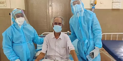 9 நாள் போராட்டம்... கொரோனாவை தோற்கடித்த 100 வயது கணவரும் 92 வயது மனைவியும்..!