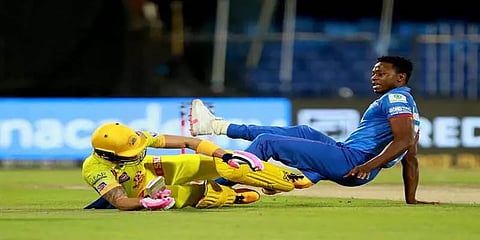 நேருக்கு நேர் முட்டி கீழே விழுந்த டூப்லெஸி - அன்பாக அணைத்து தூக்கிய ரபாடா