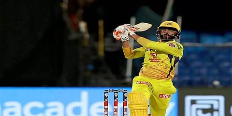 ஜடேஜா விளாசிய சிக்ஸர்.. மைதானத்திற்கு வெளியே விழுந்த பந்தை ஆர்வமுடன் எடுத்துச்சென்ற நபர்