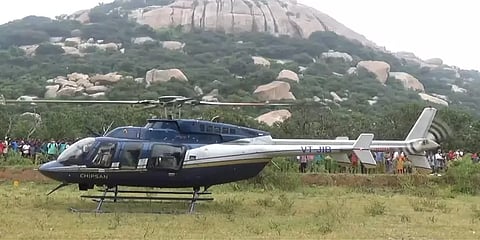 வேலூர் அருகே வயலில் திடீரென தரையிறக்கப்பட்ட ஹெலிகாப்டர்