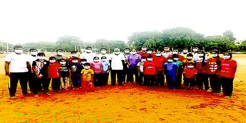 சிலம்பம் மற்றும் கராத்தே பயிற்சி செய்து அசத்திய திருச்சி டிஐஜி