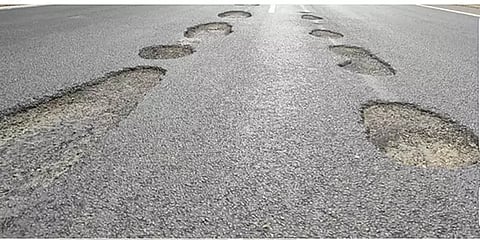 சென்னை திருச்சி தேசிய நெடுஞ்சாலையில் ஏற்பட்டுள்ள பள்ளம்: வாகன ஓட்டிகள் அச்சம்