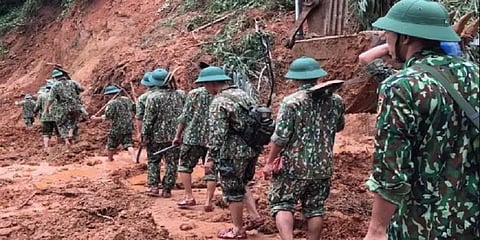 வியட்நாமில் பெருவெள்ளம்: நிலச்சரிவில் சிக்கிய ராணுவ வீரர்கள் 22 பேர்