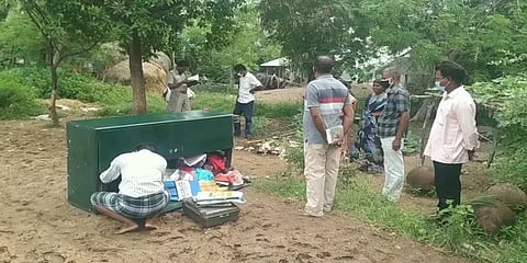 பீரோவை அலேக்காக வெளியே தூக்கிய கொள்ளையர்கள்.. அடுத்தடுத்த வீடுகளில் 111 சவரன் கொள்ளை.!