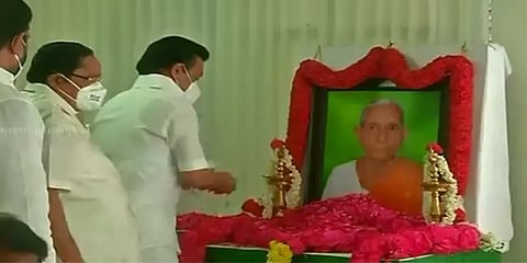 முதலமைச்சர் பழனிசாமியை நேரில் சந்தித்தார் ஸ்டாலின்.! தாயார் மறைவுக்கு ஆறுதல்.!