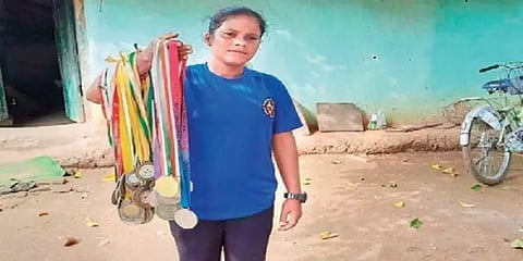 வாட்டும் வறுமை... மதுபானம் விற்றுப் பிழைக்கும் தேசிய கராத்தே சாம்பியன்!