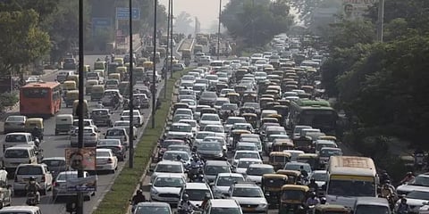 ஒருபக்கம் கொரோனா.. மறுபக்கம் காற்றுமாசு.. திணறும் டெல்லி மக்கள்..!