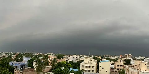 இருள் சூழ்ந்த சென்னை.. அதிகாலை முதல் கனமழை..!