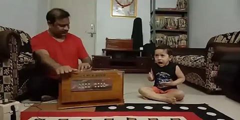 அடடா..! அருமை..! பாடல் கற்கும் பிஞ்சு முகத்தின் அசத்தல் பாவனைகள்..! - வைரல் வீடியோ!