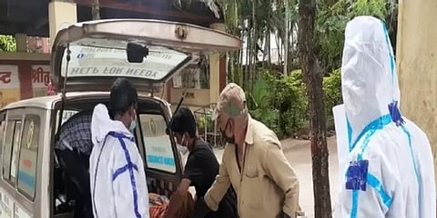 ஊரடங்கால் வேலையிழப்பு; தாயின் இறுதிச் சடங்கிற்காக 3 நாட்கள் காத்திருந்த இளைஞர்கள்