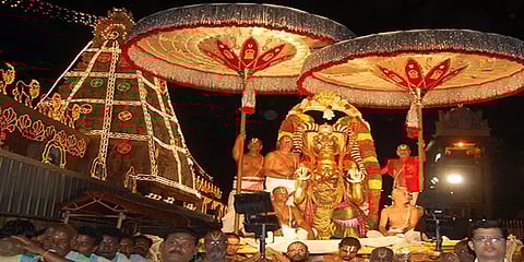 திருப்பதி: கருட வாகனத்தில் பக்தர்களுக்கு அருள்பாலித்த மலையப்ப சுவாமி