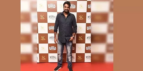 பாட்ஷா முதல் ஷோ... கையில் ஹெல்மெட்டுடன் அஜித் - தியேட்டர் அனுபவம் பகிர்ந்த இயக்குநர் விஜய்