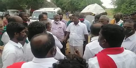 நேரடி நெல் கொள்முதல் நிலையம் திறக்கக்கோரி வாக்குவாதத்தில் ஈடுபட்ட விவசாயிகள்...